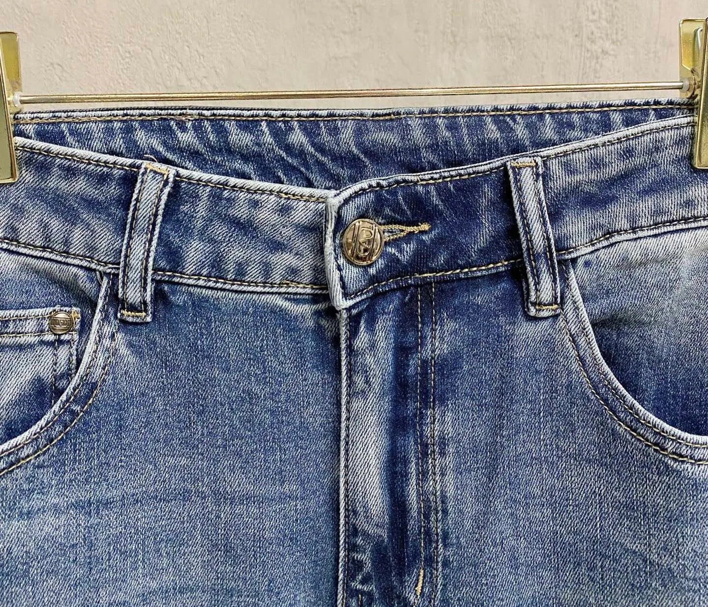 VAL Valentino launches new men's thin jeans in summer 2026! Heavy-duty washed denim fabric, customized fabric is softer and more comfortable than ordinary denim fabric! Ultra-heavy industrial washing process and dual-process washing. The entire pair of pants has a comfortable hand feel, and the level of fineness and breathable effect are top-notch. All hardware brand logos are custom-made, and the materials are selected with the best attributes. The elasticity of the fabric is very good and the comfort is great! The low-key design style is simple and elegant. Sizes: 28-36 no 35